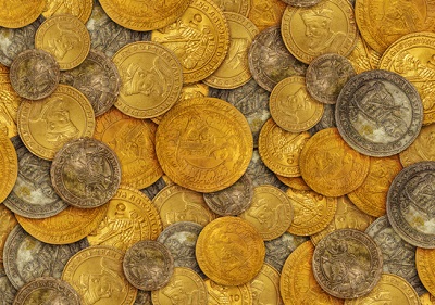 Grüne Geldkassette mit Zahlenschloss für Pfähle wie Gold und Silber-Münzen  zeigen offen Stockfotografie - Alamy